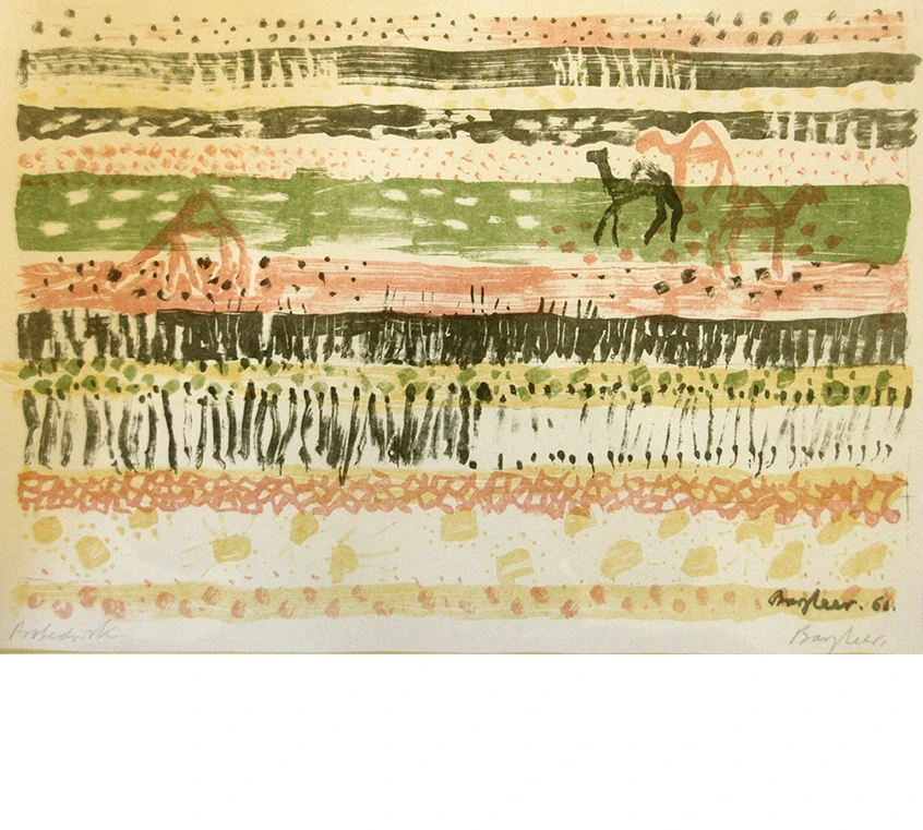 Farblithografie von Eduard Bargheer mit dem Titel: „Tunesische Wüste“ von 1966. Mehrere horizontale breite Pinselstriche ziehen sich über das ganze Blatt wie Felder, die hintereinander liegen. Dazwischen sind die Flächen teilweise gepunktet, als hätte jemand Samenkörner oder größere Steine verstreut. Oder es sind kurze, raue Pinselstriche wie Gras oder Stoppeln. Die Farben sind weich und natürlich: viel Sand- und Cremefarben, Olivgrün, Moosgrün, Schwarz, dazu warmes Rosa und Ocker. Alles hat einen zarten Farbauftrag und wirkt gedämpft, fast staubig, wie von Sonne und Zeit ausgebleicht. In der mittleren Bildzone tauchen drei kleine, sehr einfach gemalte Kamele auf, die wie Höhlenmalerei wirken. Auf der anderen Seite grast ein Kamel. Die Stimmung ist ruhig, erdig und zeitlos.