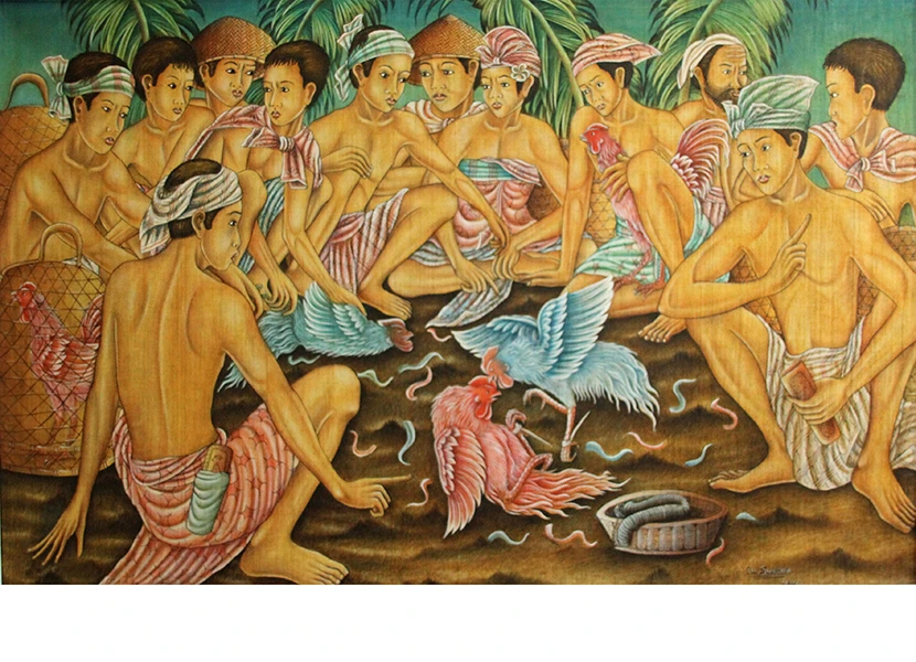 Das balinesische Ölgemälde zeigt viele auf dem Sandboden sitzende, traditionell einfach gekleidete Männer und Frauen, die einem Hahnenkampf zusehen. Die Federn fliegen und der Mann rechts hat Geldscheine in der Hand.