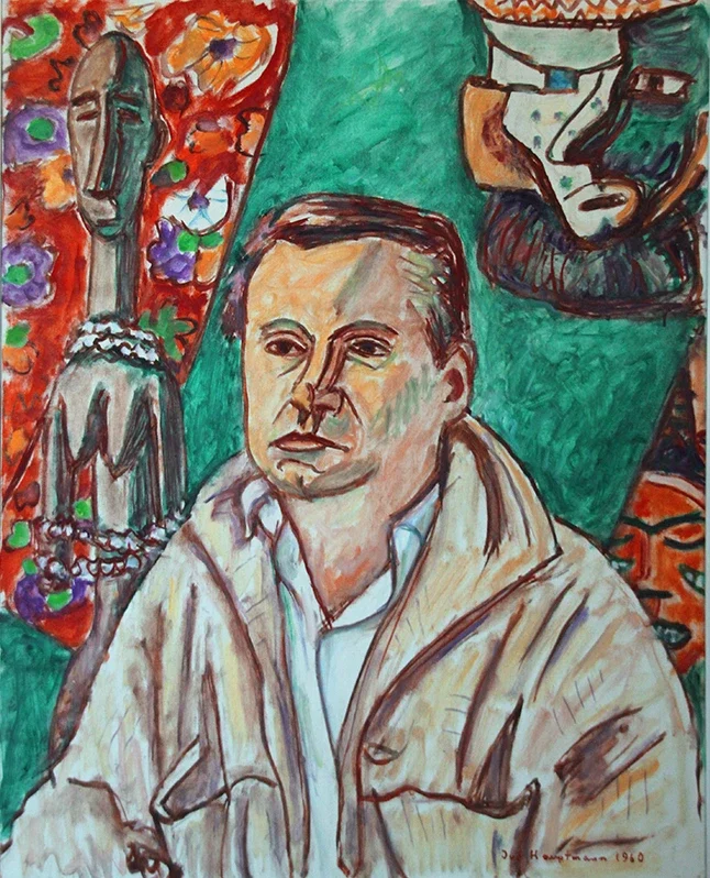 Ölgemälde von Ivo Hauptmann, das Rolf Italiaander mit kantigen Gesichtszügen, einem locker sitzendem weißen Hemd und einer beigen Blousonjacke darstellt. Hinter ihm sind in starken Farben, vor allem Grün und Rot, eine afrikanische Skulptur ein zwei Masken zu sehen. Das Gemälde hat expressionistische Züge.