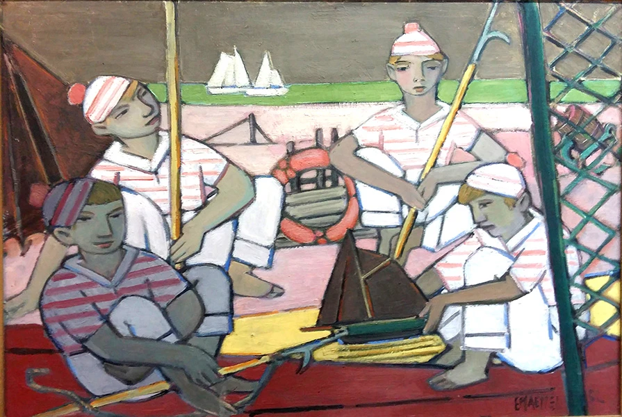 Ölgemälde von Emil Maetzel von 1952. Fünf Jungen sitzen barfuß am Strand, teilweise auf einem Bootsrumpf. Alle haben ein maritimes, rot-weiß gestreiftes Shirt und eine weiße Hose an. Dazu eine ebenso gestreifte Mütze mit einem roten Pompon. Drei haben eine Harpune in der Hand, der vierte ein Model-Segelboot. Hinter den Jungs hängt ein roter Rettungsring am Holz. Dahinter verläuft der Strand bis zum grünen Wasser mit zwei weißen Segelbooten. Am Rand ist ein Zelt zu sehen. Vereinfachte, flächige Darstellung mit schwarzer Linienführung.