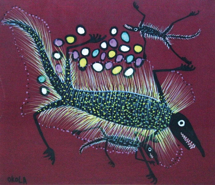 Auf einem dunkelroten Untergrund Ist ein schwarzes Kriechtier mit langem Körper und Schwanz, einem Kopf mit langem Gebiss und vier seitlich abstehenden dünnen Beinen mit Krallen zu sehen. Es ist gelb gepunktet und mit vielen zarten, gelben Federn versehen. Zwei kleinere dieser Tiere liegen daneben. Dazu sieht man viele bunte Eier.