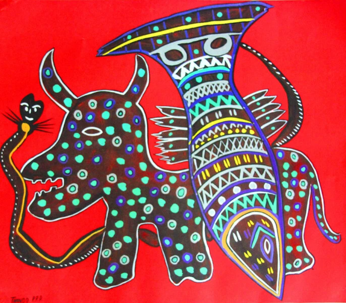 Auf einem knalligen roten Untergrund sind ein vereinfacht dargestellter Esel, ein nach unten gedrehter Fisch und hinter allem eine Schlange zu sehen. Die Tiere sind mit Mustern in Komplementärfarben ausgemalt.