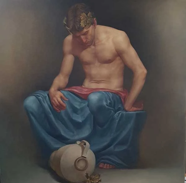 Gemälde von dem litauischen Künstler Paulius Juska mit dem Titel „Routine Rituals“. Ein Mann sitzt mit nacktem Oberkörper nach vornüber gesunken, der eine Handrücken stützt sich auf dem verdeckten Sitz ab, der andere Arm liegt auf dem Oberschenkel. Ein blauer großer Stoff mit rotem Umschlag umhüllt ihn ab der Hüfte in großen Falten. Er trägt einen goldenen Kranz aus Weinblättern. Vor ihm liegt ein antiker Krug und ein Weinblatt. Der Hintergrund ist Braun-Grau, hinter dem Mann mit starker Verdunkelung. Es erinnert wegen der gezeigten Attribute und der klassischen Maltechnik an heroische Darstellungen aus der Antike, nur dass hier der Mann das Gegenteil ausstrahlt.